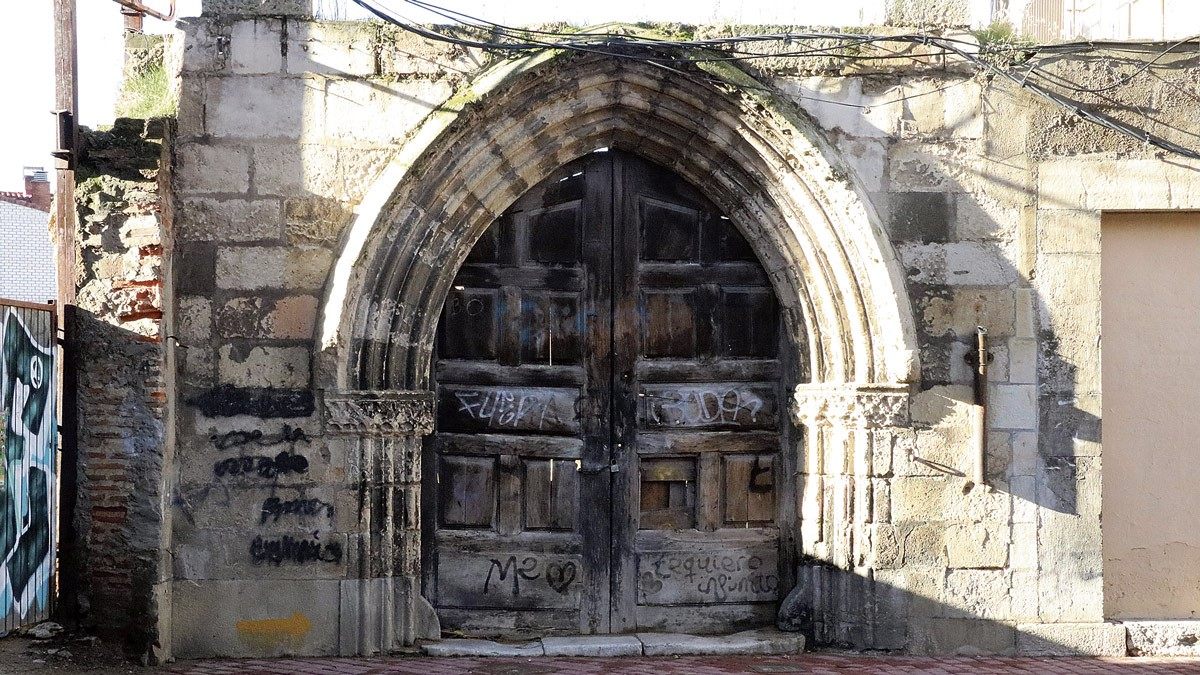 Promonumenta, guiada por Juan Carlos Ponga, recorre los antiguos Palacios de León