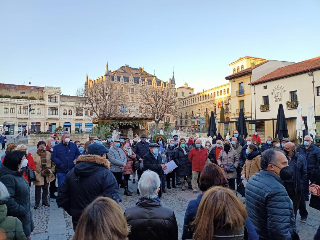 Gran afluencia al recorrido por los Palacios de León, organizado por Promonumenta y guiado por Juan Carlos Ponga