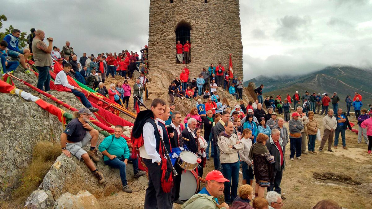 Valdavido. Subida al castillo conmemorar restauración y 50 años del Cristo-pendones-cristo