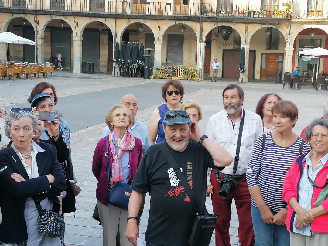 Conducidos por Juan Carlos Ponga, Promonumenta realiza un recorrido por la ciudad antigua de León