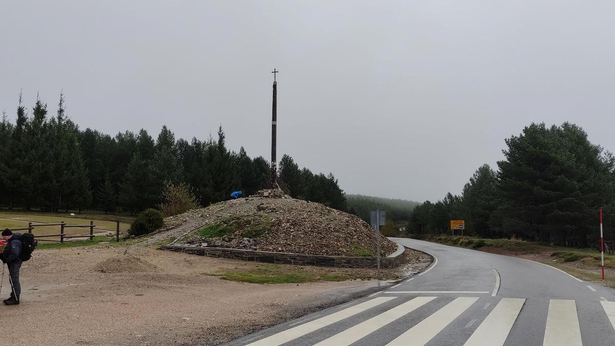 Foncebadón. Obra disparatada en Cruz de Ferro